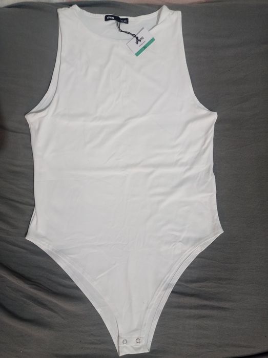 Białe body z metką