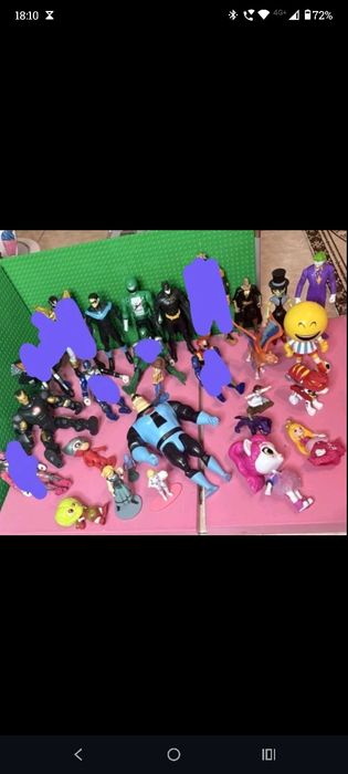 коллекция различных фигурок супергероев и персонажей мультфильмов.