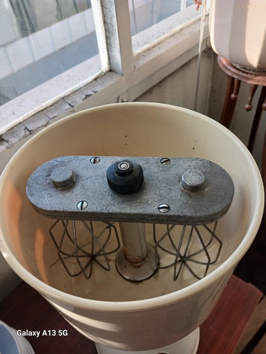 Vintage Cake-Making Machine425231083111731202
