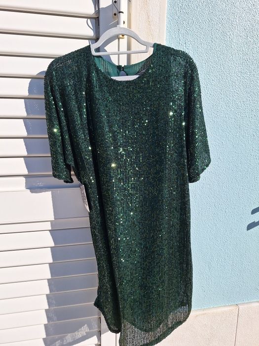 Vestido cirto de lantejoulas verde garrafa