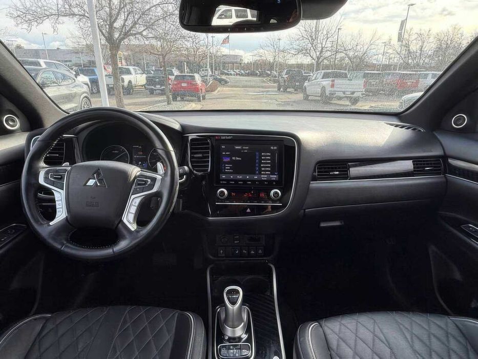 Mitsubishi Outlander Hybrid      2022