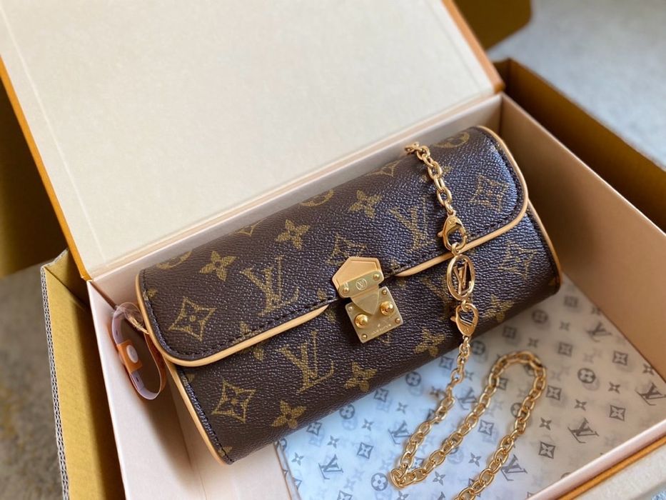 Сумочка в стилі LV