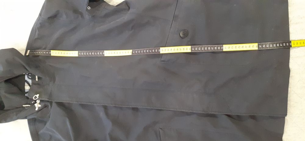 Kurtka przeciwdeszczowa Armani Jeans.