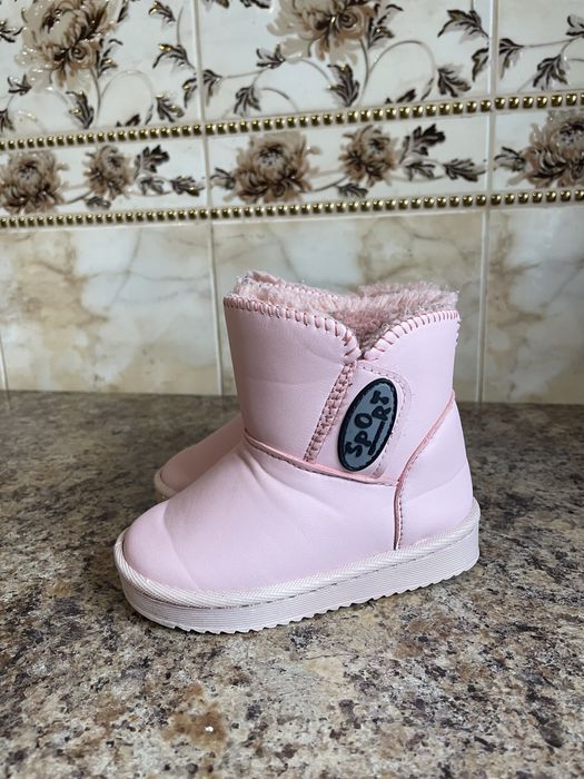 Угги на дівчинку