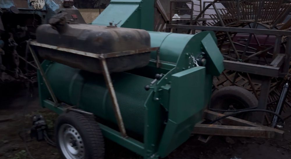 Гарбузовий комбайн з підборщиком