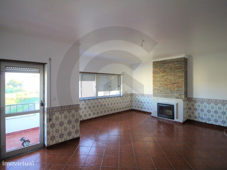 Vende-se Apartamento T3 com Boas Áreas - Alto do Bexiga