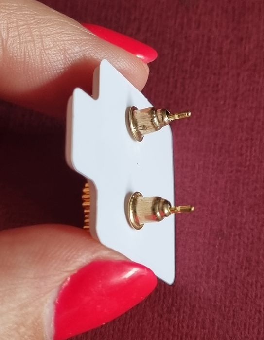 Brincos dourados, em aço, trevos brancos ou pretos. De pico.