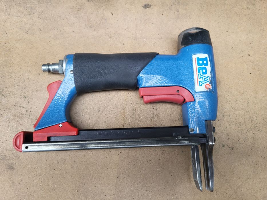 Скобозабивной пистолет, степлер пневматичний