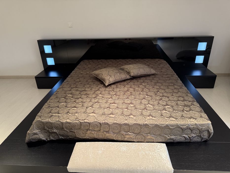Cama nova, quase nunca usada! Grande e muito bonita