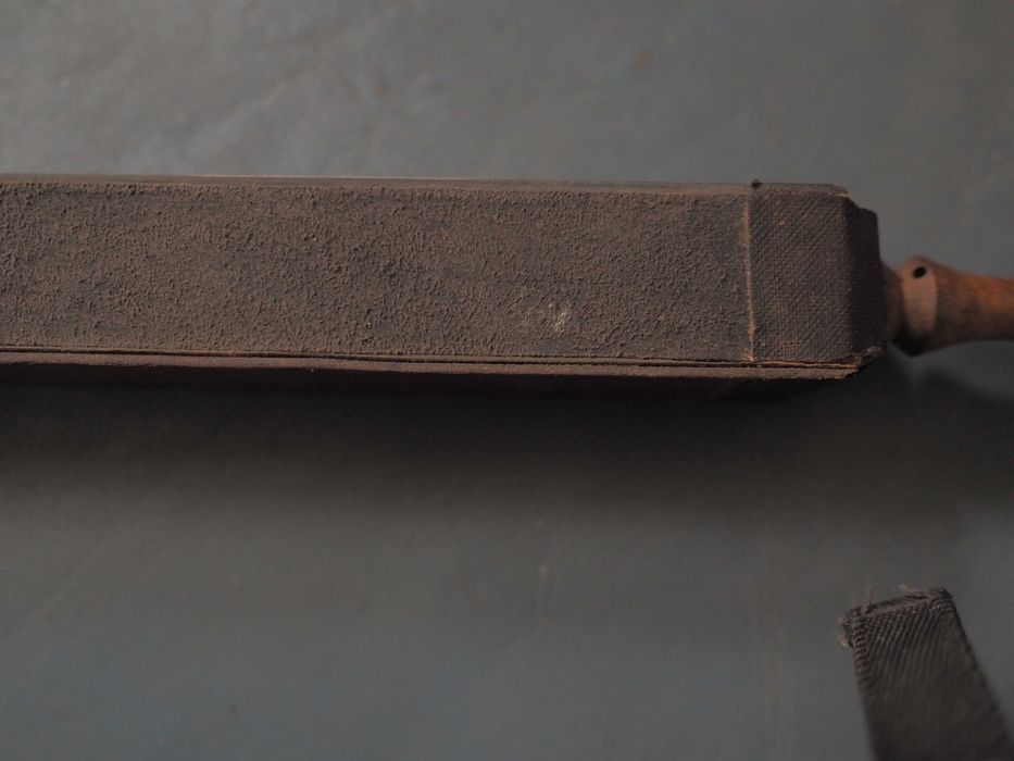 Устройство для правки бритв с тюрингийцем.