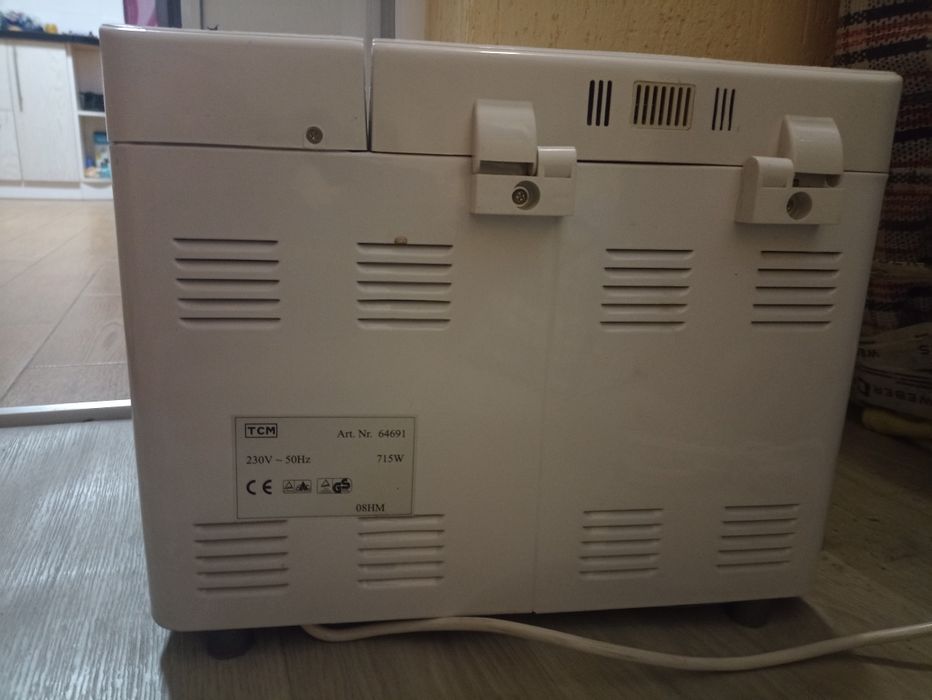 Хлібопічка  економна 715W TCM