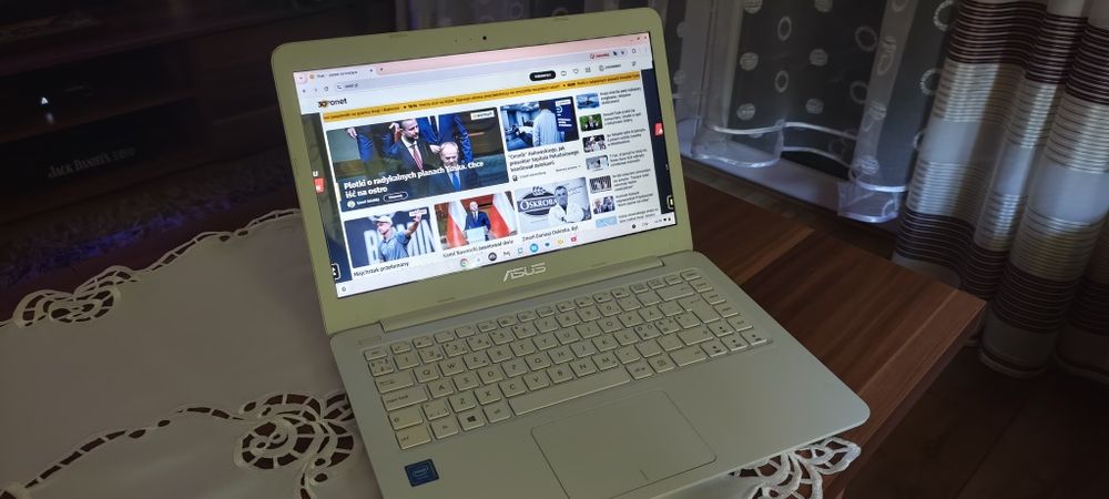 Laptop Asus do przeglądania internetu