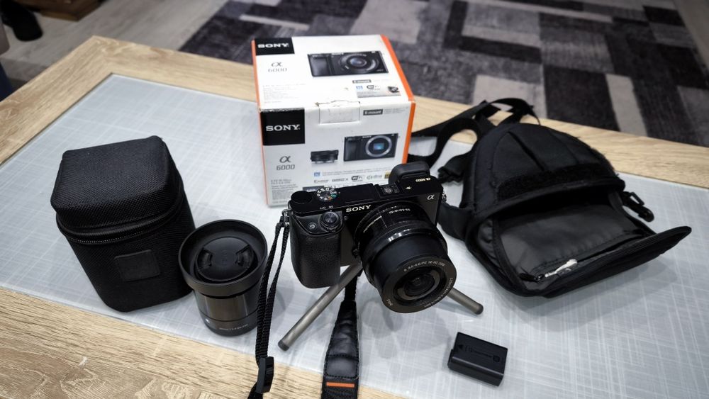 Sony Alfa 6000 com 2 lentes e alguns acessórios.