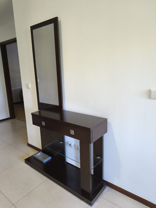 Móvel de entrada em madeira escura