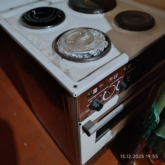 Электроплита з духовкою.