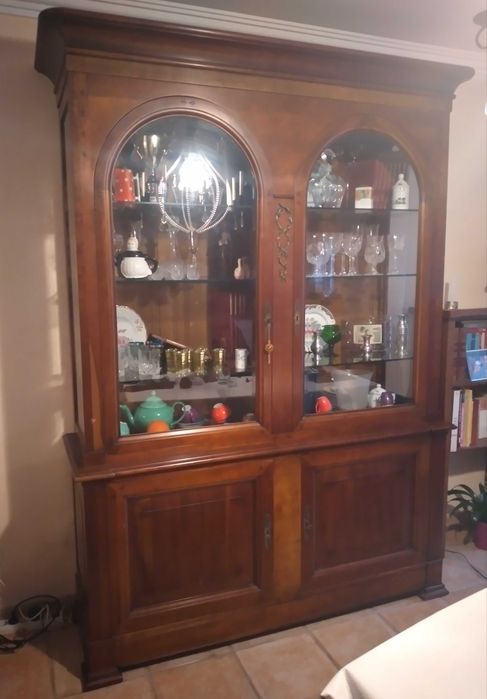 Móvel cristaleira em nogueira maciça da Ambitat