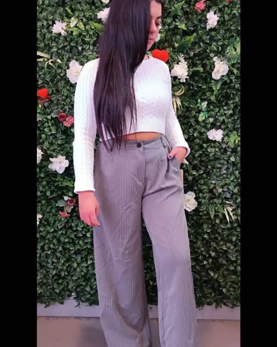 Calças largas às riscas