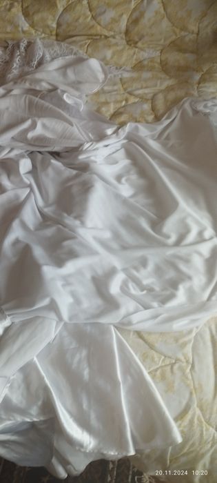 Біла сукня з атласу