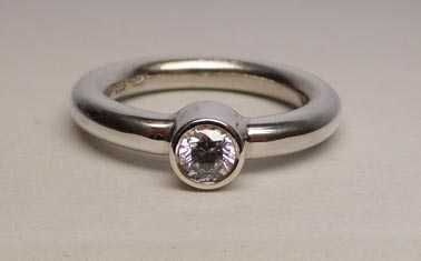 Srebrny pierścionek z cyrkonią okrągła obrączka R.11