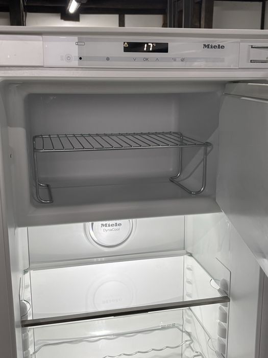 Miele K 37682 iDF — вбудований холодильник з морозильною камерою