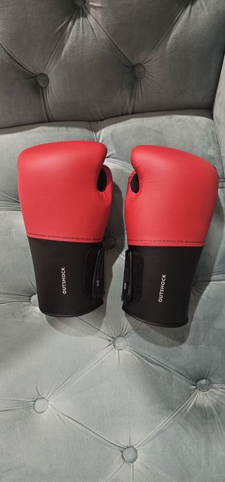 Saco de boxe e luvas