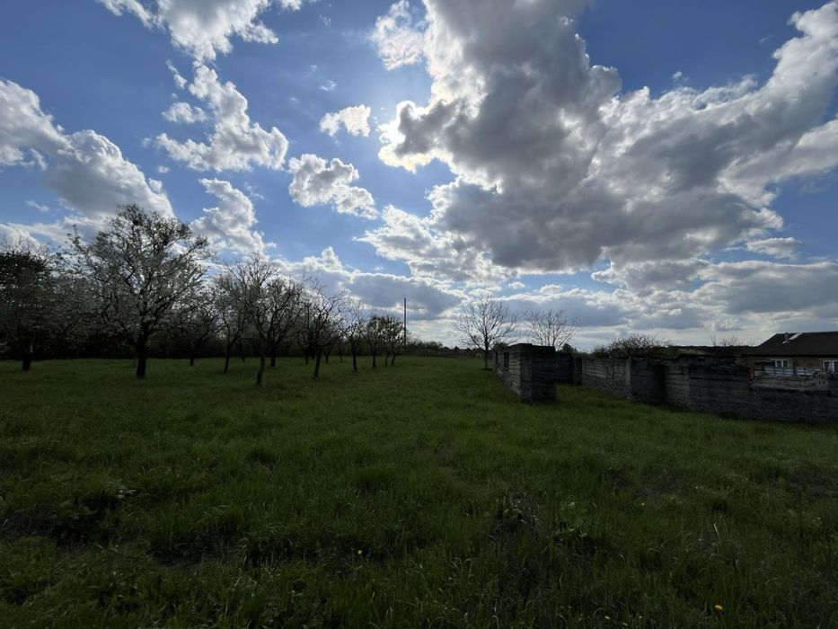 Земельна ділянка під будівництво з фундаментом та садом