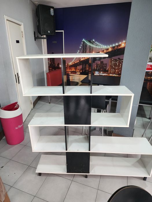 Estante Espositor Branco e Preto