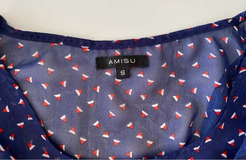 Blusa azul com detalhes brancos e vermelhos, marca AMISU, tamanho S.