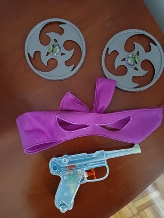 Kit de fantasia de ninja com acessórios

- Máscara roxa
- Dois shurik