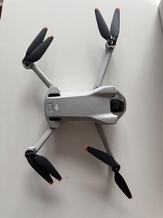 Dron DJI Mini 3 RC + kontroler + DJI Care Refresh 1 rok
