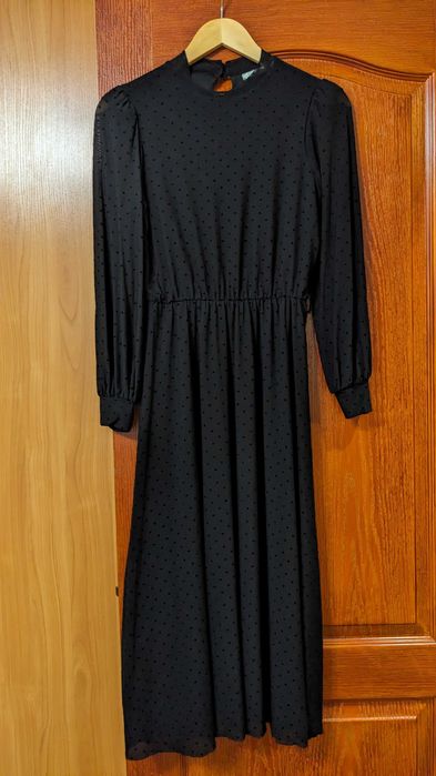 Дві гарні жіночі сукні