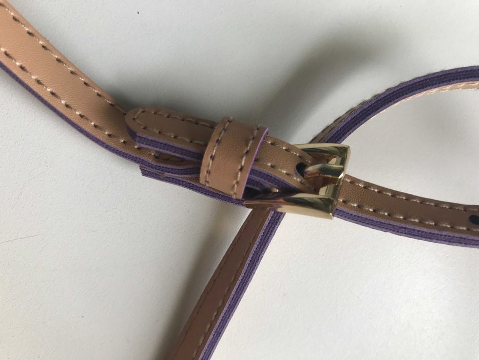 Beżowa torebka z fioletowymi detalami