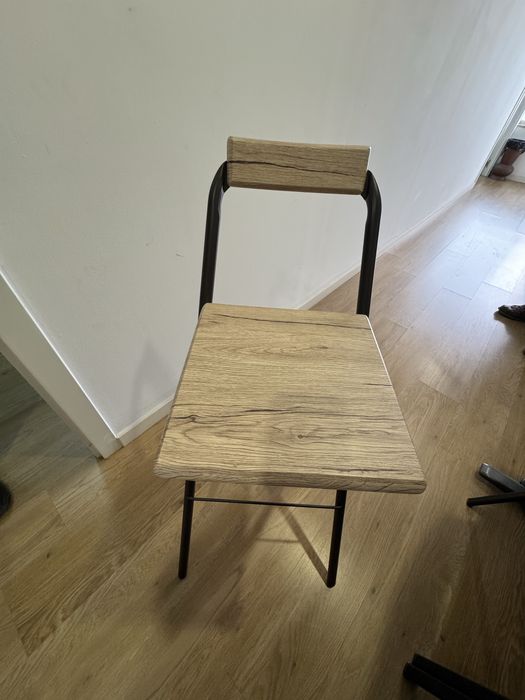 Banco de bar com assento e encosto em madeira