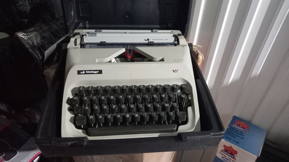 Maquina Escrever Vintage com Caixa scheidegger