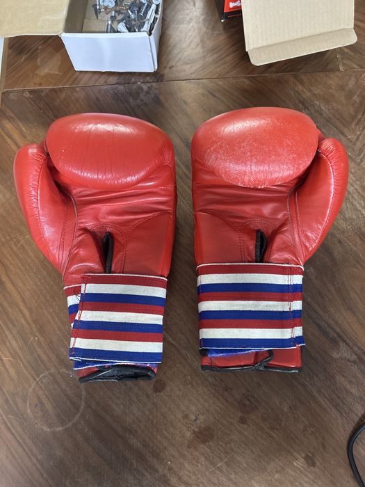 Saco de boxe de areia + par de luvas de 12oz