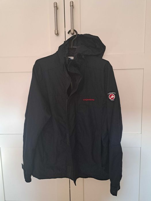 Lekka kurtka marki Stormberg dla chłopca w wieku ok. 12 lat.
