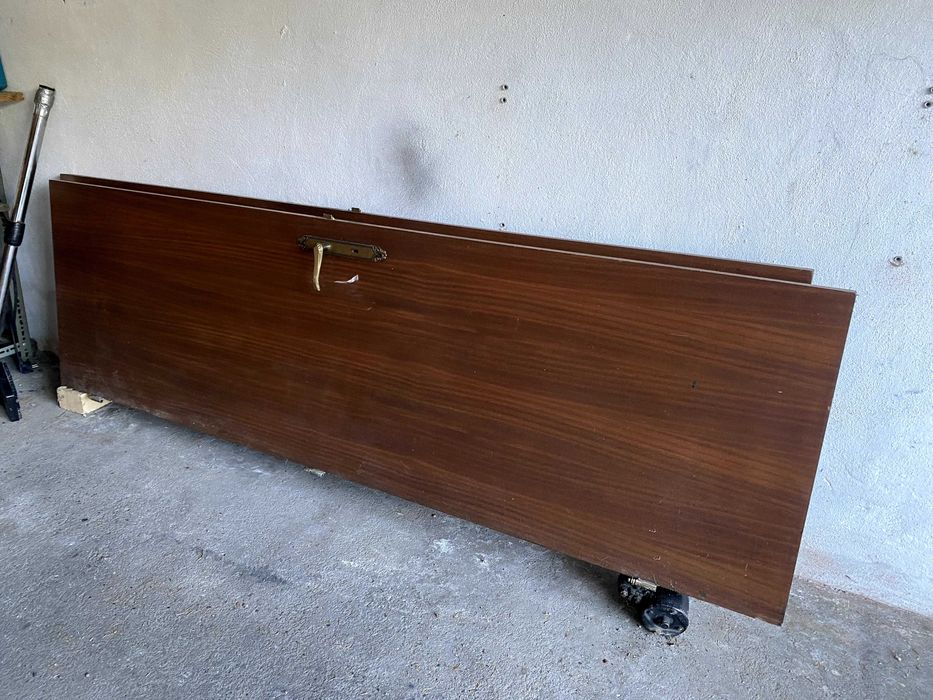 Duas portas de madeira