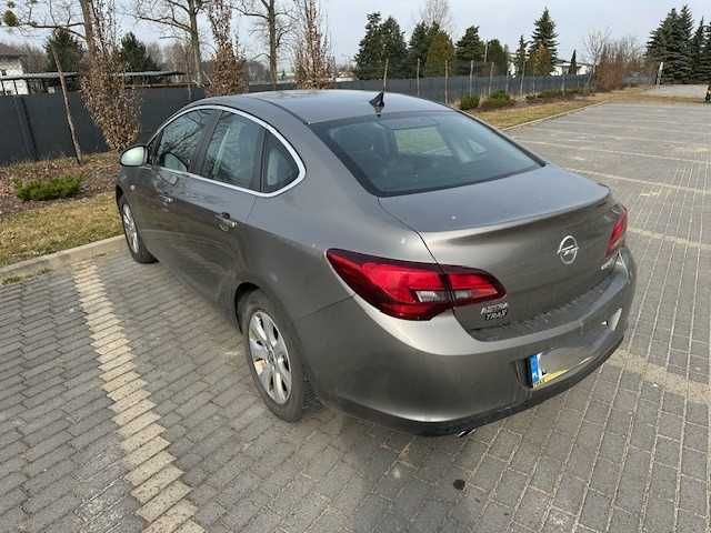 Opel Astra J sedan LPG