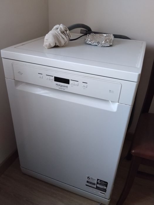 Máquina de Lavar Loiça Hotpoint Ariston (Inverter / 3D Zone Wash) – Bom estado