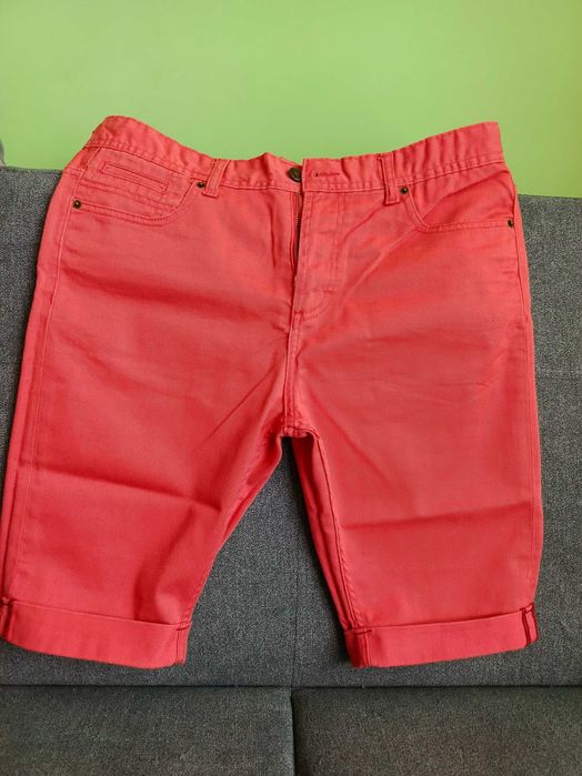 Czerwone spodenki. 42/44. Materiał jak jeans.