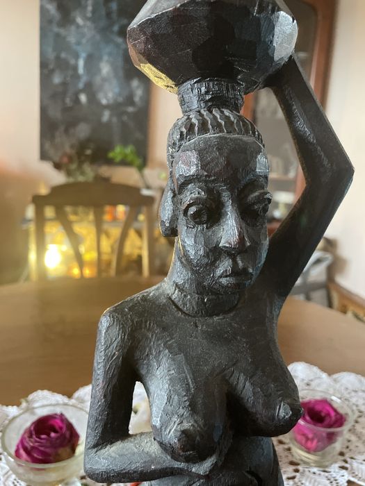 Afrykańska figurka kobieta z dzbanem na głowie
