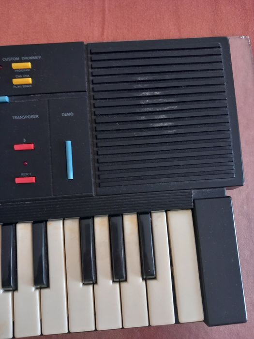 Teclado Eletrónico Vintage Lloytron K727 - 100% Funcional (Sinal de Idade nas Teclas)