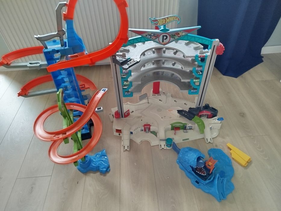Tory i garaże Hot Wheels