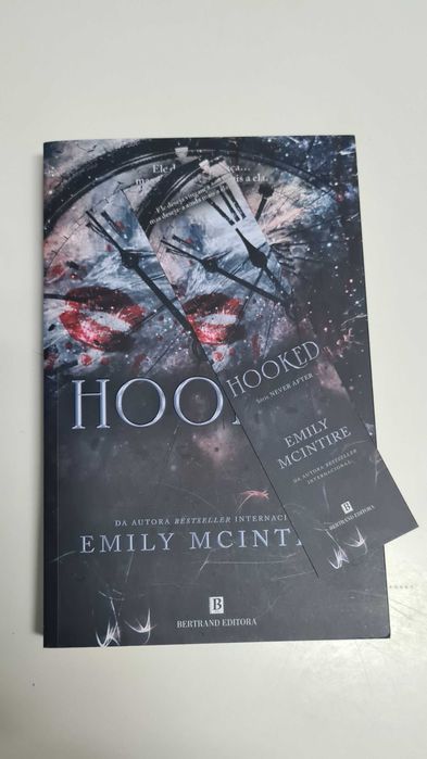 Livro Hooked - Emily McIntire (Edição em Português - Bertrand)