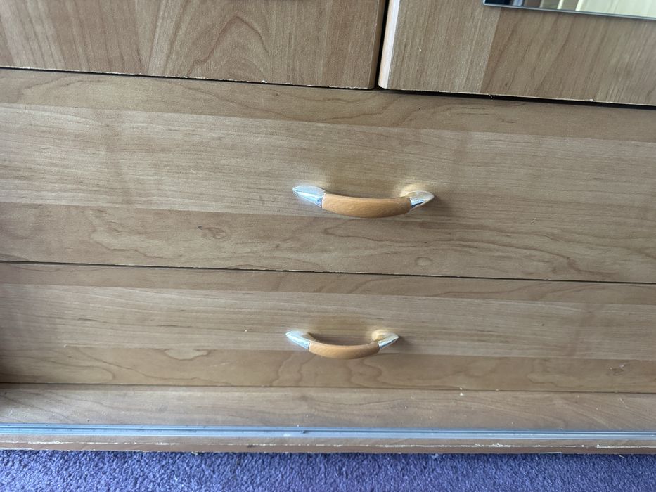 Szafa z drzwiami przesuwnymi 210x207