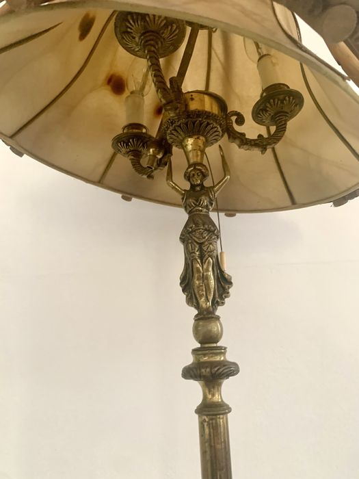 Candeeiro de pé antigo