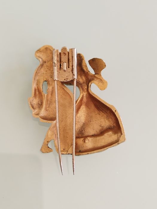 Lindo broche de bronze antigo. Modelo original.