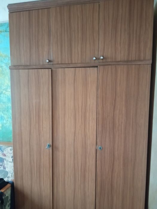 Бесплатно шкаф, диван, трюмо, мебель