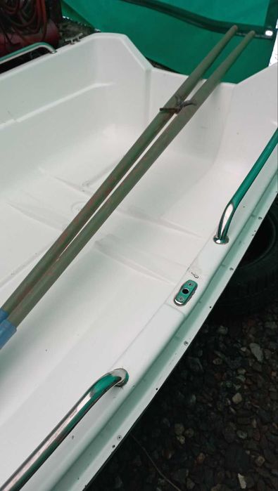 Гребний човен зі склопластику з веслами та леєрами