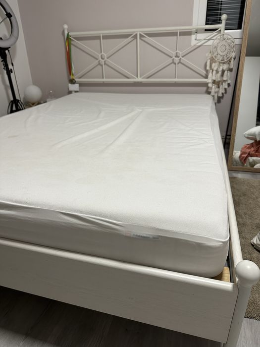 Cama branca IKEA